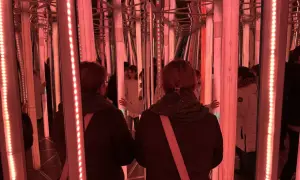 Wewnątrz infinity room w Krakowie, odbicia tworzą nieskończony labirynt.