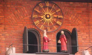 Figury na Collegium Maius przy zegarze słonecznym.
