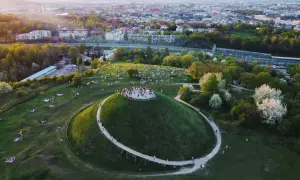Kraków oferuje relaks na Kopcu Krakusa, pikniki na trawie i spacery po zielonych terenach.