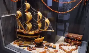 W muzeum bursztynu Kraków podziwiać można bursztynowy żaglowiec i szkatułkę pełną skarbów.