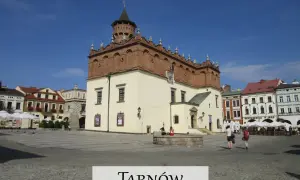 Rynek w Tarnowie z ratuszem i kolorowymi kamienicami. Wspaniałe tarnowskie atrakcje czekają na odkrycie!