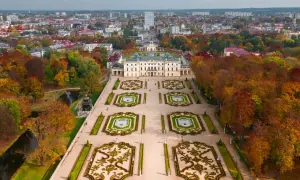 Pałac Branickich w Białymstoku, jeden z najbardziej atrakcyjnych miast w Polsce, otoczony jesiennym parkiem.