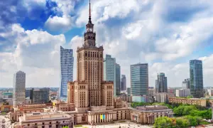 Pałac Kultury i Nauki oraz nowoczesne wieżowce tworzą panoramę stolicy. Odkryj fajne miejsca w Warszawie!