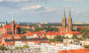Panorama Wrocławia z dwoma wieżami katedry i kościołem św. Krzyża. Idealne miejsce, by zobaczyć, co we Wrocławiu warto zobaczyć w 1 dzień.