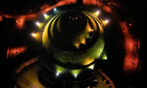 Nocne oświetlenie Kopca Kościuszki tworzy magiczną atmosferę. Kręte ścieżki i zieleń kopca lśnią w blasku reflektorów.