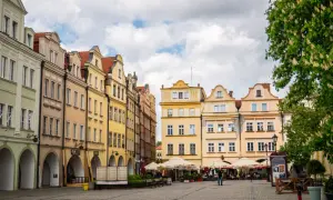 Kolorowe kamienice na rynku w Jeleniej Górze. Warto zobaczyć to urokliwe miejsce, pełne historii i pięknej architektury.