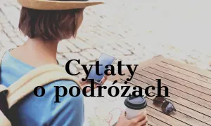 Kobieta w kapeluszu przegląda telefon, obok kubek kawy i mapa. Inspirujące cytaty o podróżach czekają na odkrycie.