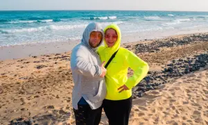 Para na plaży na Wyspach Kanaryjskich, ciesząca się styczniową pogodą.