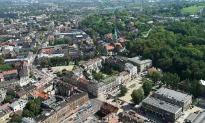 Widok z lotu ptaka na zabytkowe kamienice i kościół na krakowskim Podgórzu.