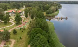 Gołdap atrakcje: malowniczy park z mini golfem, restauracją i pomostem nad jeziorem. Idealne miejsce na rodzinny wypoczynek.