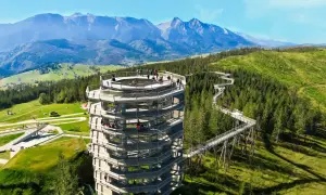 Wieża widokowa i ścieżka w koronach drzew w Zakopanem oferują wspaniały spacer z widokiem na Tatry.