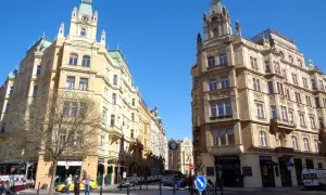 Architektura w dzielnicy żydowskiej Pragi, z secesyjnymi kamienicami i błękitnym niebem.