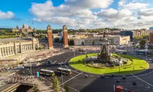Plac Hiszpański w Barcelonie, z Fontanną Wenecji i wieżami w tle. Idealne miejsce, by zacząć zwiedzanie, gdy zastanawiasz się, co zobaczyć w Barcelonie.