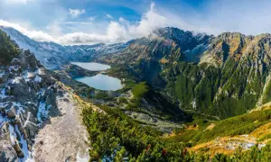 Idealne miejsce, gdzie w góry na weekend: skaliste zbocza, dwa turkusowe jeziora i szczyty Tatr w jesiennych barwach.