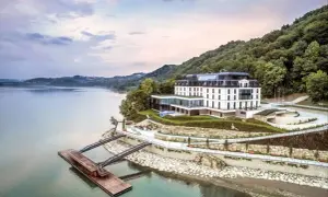Idealny weekend we dwoje w Małopolsce: nowoczesny hotel nad jeziorem, z pomostem i widokiem na zalesione wzgórza.