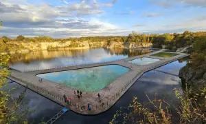 Kamieniołom Liban w Krakowie to jedno z tych **ciekawych miejsc w Krakowie**, gdzie natura spotyka się z nowoczesną architekturą. Drewniane pomosty i baseny tworzą unikalny krajobraz.