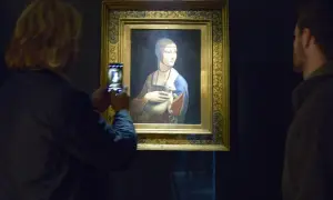 Dama z gronostajem w Muzeum Książąt Czartoryskich w Krakowie. Kobieta robi zdjęcie obrazu telefonem.