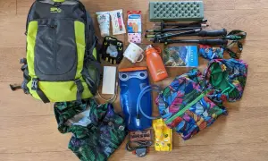 Plecak, kijki, bidon i kolorowa kurtka – wszystko gotowe na lato w górach. Czas na przygodę!