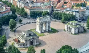 Widok z góry na Piazza Sempione w Mediolanie, z Łukiem Triumfalnym i dwoma pawilonami. Wspaniałe punkty widokowe Mediolanu.