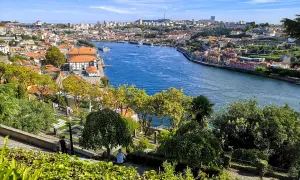 Widok na rzekę Duero i Porto. Idealne miejsce na trzydniowe zwiedzanie miasta, z malowniczymi widokami i zielenią.