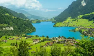 Malownicze jezioro i wioska w Alpach. Idealne miejsce, by zobaczyć, co Szwajcaria ma do zaoferowania.