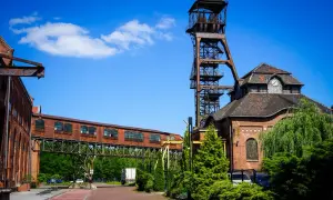 Zabrze atrakcje: wieża szybu kopalnianego i ceglane budynki dawnej kopalni Guido.