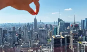 Widok na Manhattan, z Empire State Building w tle. Idealne miejsce, by zacząć planować, co zwiedzić w Nowym Jorku.