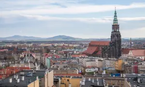 Widok na Świdnicę z górującą nad miastem wieżą katedry. Wspaniałe świdnickie atrakcje czekają na odkrycie.