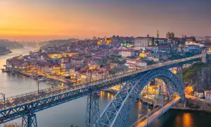 Most zwodzony w Porto o zmierzchu. Piękne widoki, ale czego nie robić w Portugalii? Nie przegap tego!