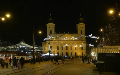 Nocny jarmark w Debreczynie. Plac przed kościołem Reformowanym, udekorowany świątecznymi iluminacjami, przyciąga tłumy.