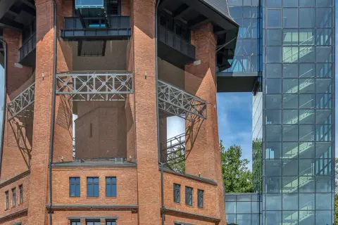 Nowoczesna wieża ciśnień w Zabrzu, z ceglaną bryłą i szklaną klatką schodową, stanowi ciekawy kontrast architektoniczny.