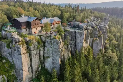 Góry Stołowe atrakcje: schronisko na skalnym urwisku, otoczone lasem. Widok zapiera dech w piersiach!