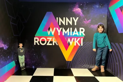 Dzieci w "Innym Wymiarze Rozrywki" – świetny pomysł, co robić w Warszawie gdy pada!