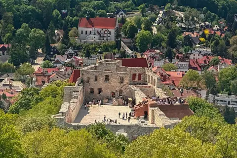 Ruiny zamku w Kazimierzu Dolnym, idealne miejsce, by zobaczyć w Kazimierzu Dolnym. Widać też miasteczko i kościół.