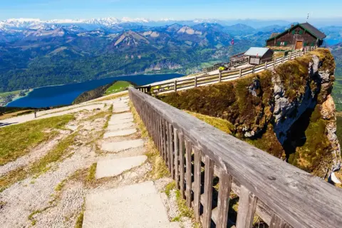 Widok na jezioro i góry z platformy widokowej. To jedne z najpiękniejszych atrakcji Austrii.
