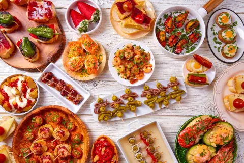 Mnóstwo pysznych tapas, czyli hiszpańskie jedzenie w najlepszym wydaniu: krewetki, małże, szynka, oliwki i wiele innych przysmaków.