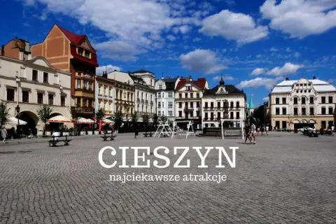 Rynek w Cieszynie z kolorowymi kamienicami i placem zabaw. Odkryj najciekawsze atrakcje tego urokliwego miasta.
