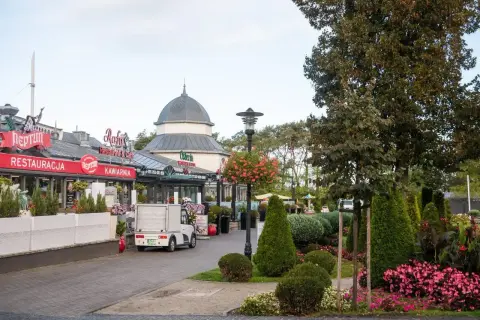 Urokliwe międzyzdroje atrakcje: restauracje, kawiarnie i zadbane tereny zielone tworzą przyjemną atmosferę.