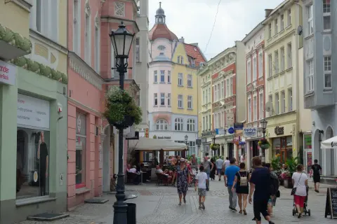 Spacer po urokliwej uliczce, gdzie kolorowe kamienice tworzą tło dla ludzi. To świetne miejsce, by zobaczyć w Zielonej Górze, co kryje się w sercu miasta.