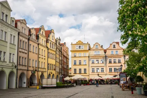 Kolorowe kamienice na rynku w Jeleniej Górze. Warto zobaczyć to urokliwe miejsce, pełne historii i pięknej architektury.
