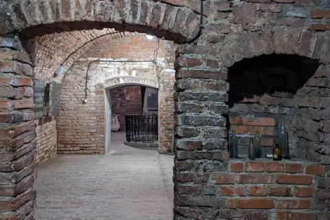 Podziemne korytarze i piwnice w Jarosławiu, gdzie odkryjesz fascynujące atrakcje historyczne.
