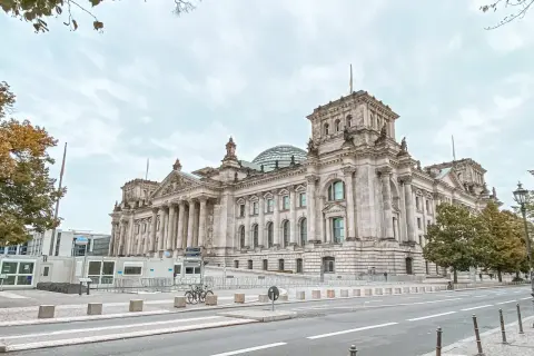 Reichstag w Berlinie, imponujący budynek z kopułą, to jedno z miejsc, które warto zobaczyć w Berlinie.