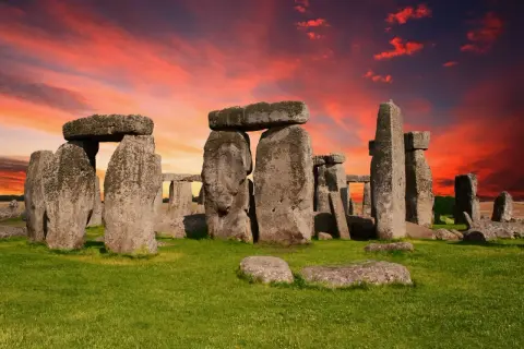 Kamienne kręgi Stonehenge, jedna z najsłynniejszych atrakcji Wielkiej Brytanii, na tle dramatycznego, czerwonego nieba.