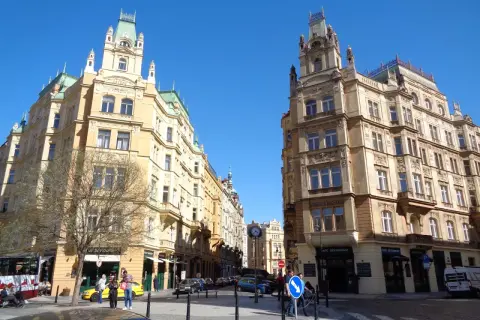 Architektura w dzielnicy żydowskiej Pragi, z secesyjnymi kamienicami i błękitnym niebem.