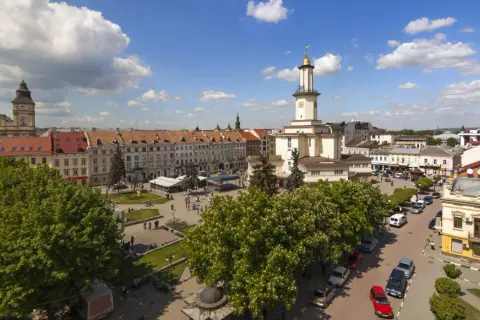 Rynek w Wadowicach z ratuszem i kościołem to piękne wadowickie atrakcje.