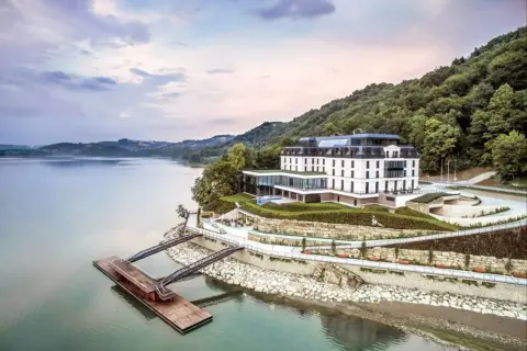 Idealny weekend we dwoje w Małopolsce: nowoczesny hotel nad jeziorem, z pomostem i widokiem na zalesione wzgórza.