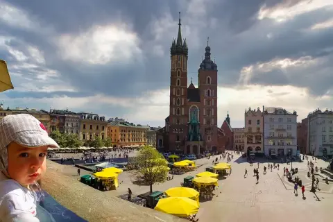 Mały chłopiec na Rynku Głównym w Krakowie, gdzie znajdziesz wiele darmowych atrakcji dla dzieci.
