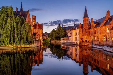 Bruggia, Belgia: malownicze kanały i zabytkowa architektura. Idealne miejsce, by zobaczyć, co oferuje Belgia.