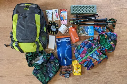 Plecak, kijki, bidon i kolorowa kurtka – wszystko gotowe na lato w górach. Czas na przygodę!
