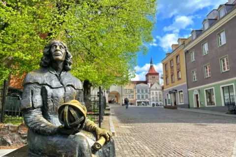 Pomnik Kopernika na Rynku Staromiejskim w Olsztynie. Warto zobaczyć to miejsce, spacerując po urokliwym Starym Mieście.